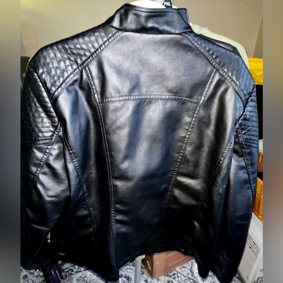 Black size XXL faux leather Moto jacket. Has nice patterned shoulders - Picture 3 of 4